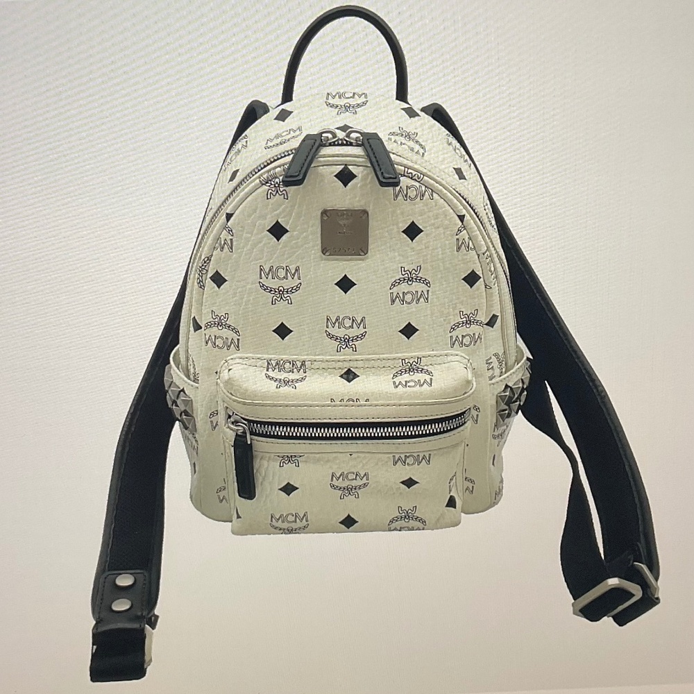 Auth MCM Visetos Leather White & Black Backpack DD020361.